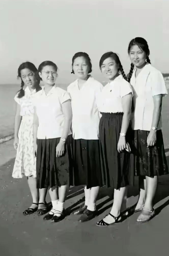 学生时代，李敏与同学们的一张合影，青春靓丽！

老照片中是年轻时的李敏，和同学一