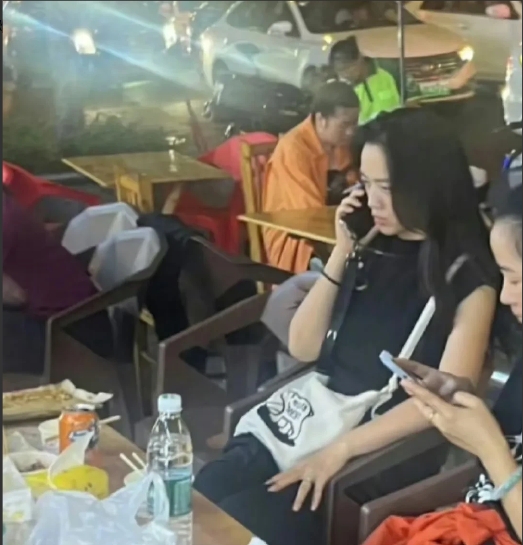 汤唯在成都路边摊吃烧烤被偶遇，素颜打扮十分低调，真实接地气 ​。