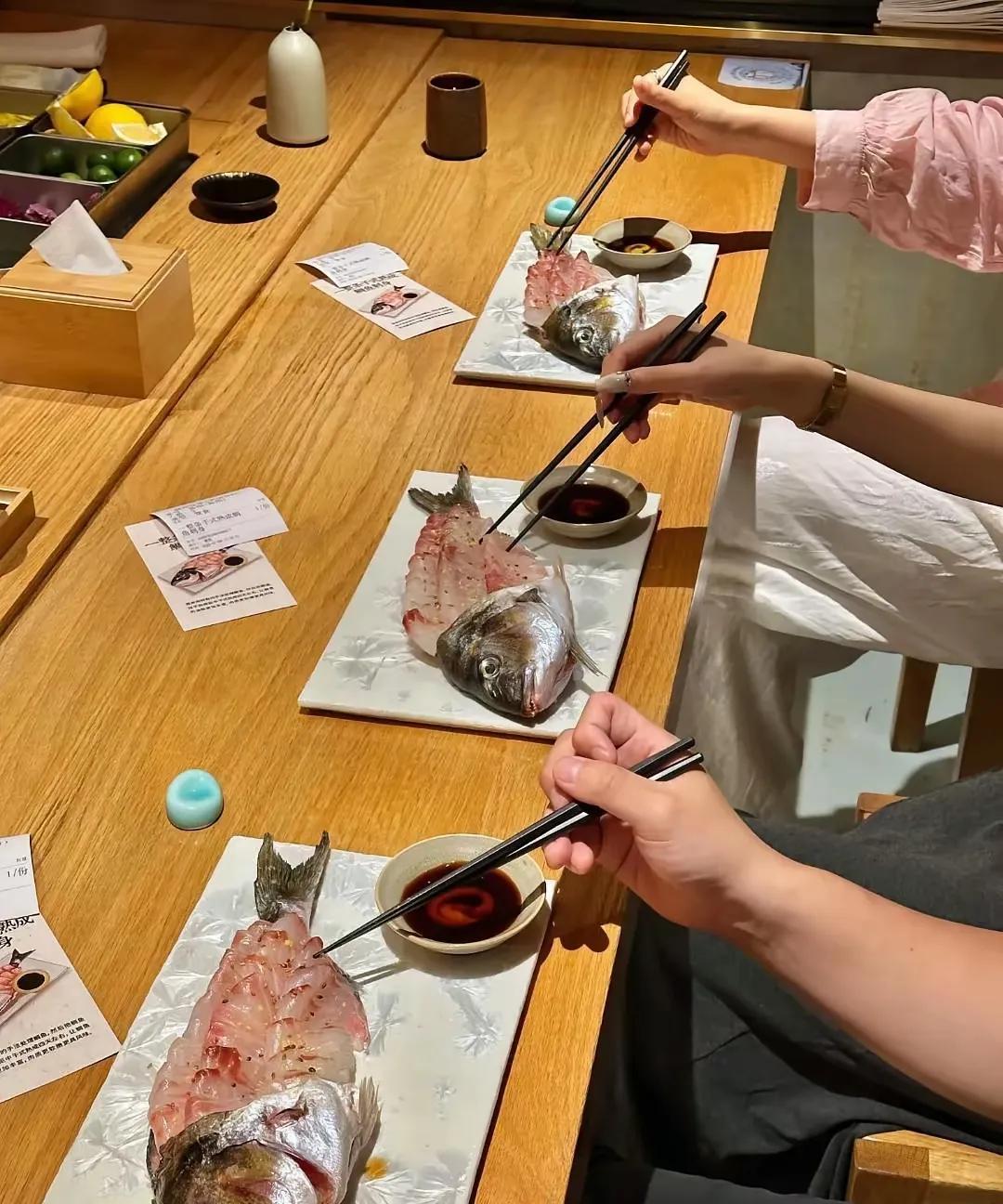 这在夏季吃这些东西会不会很容易坏肚子？是不是也很容易把寄生虫吃到肚子里去？据说这