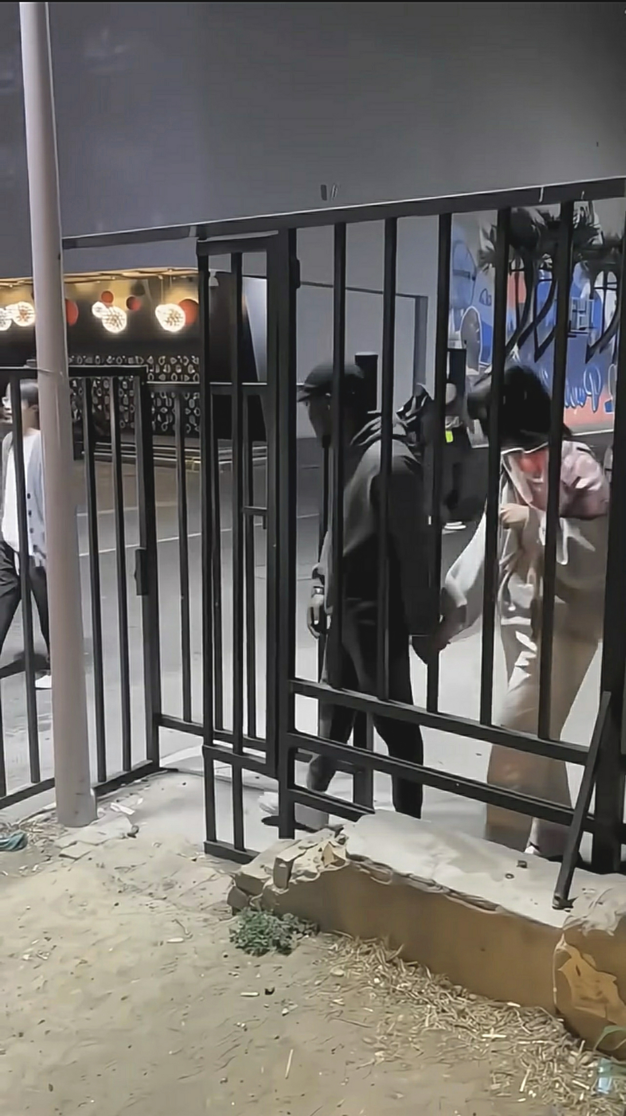 老黑从校园里牵走一个大学生，女孩家长知道了不要气死？