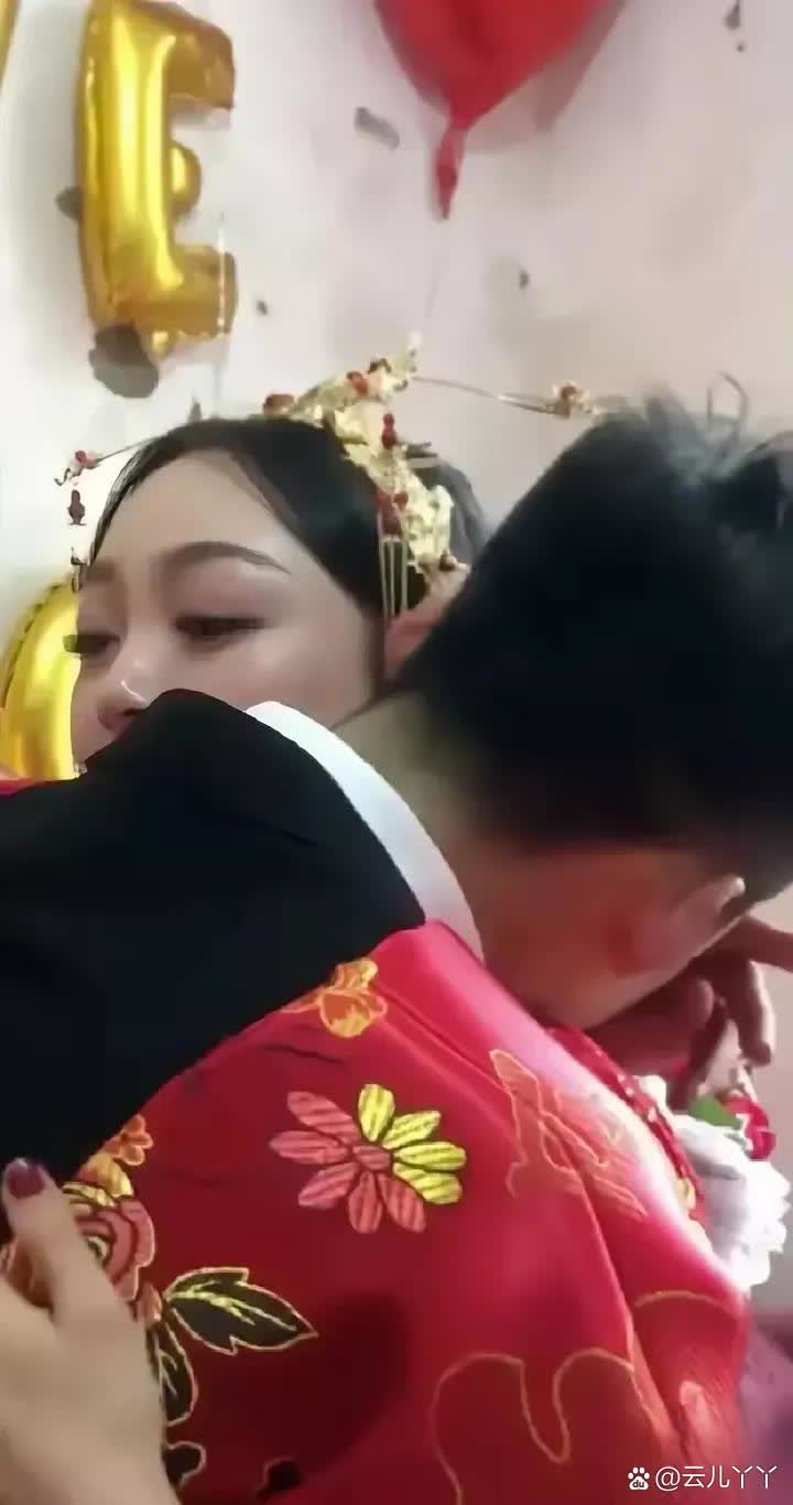 湖北武汉，一对新人喜结连理。婚礼结束后，新郎母亲打算前往婚房看望儿子和儿媳，却见房门未关紧