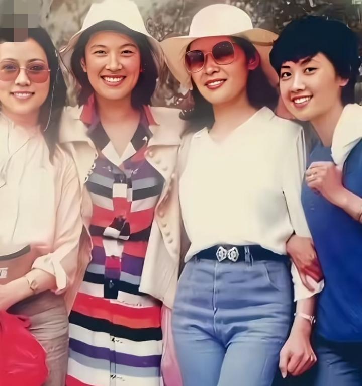 80年代，洪学敏、宋春丽、宋晓英、朱琳四位当红女星的一张留影