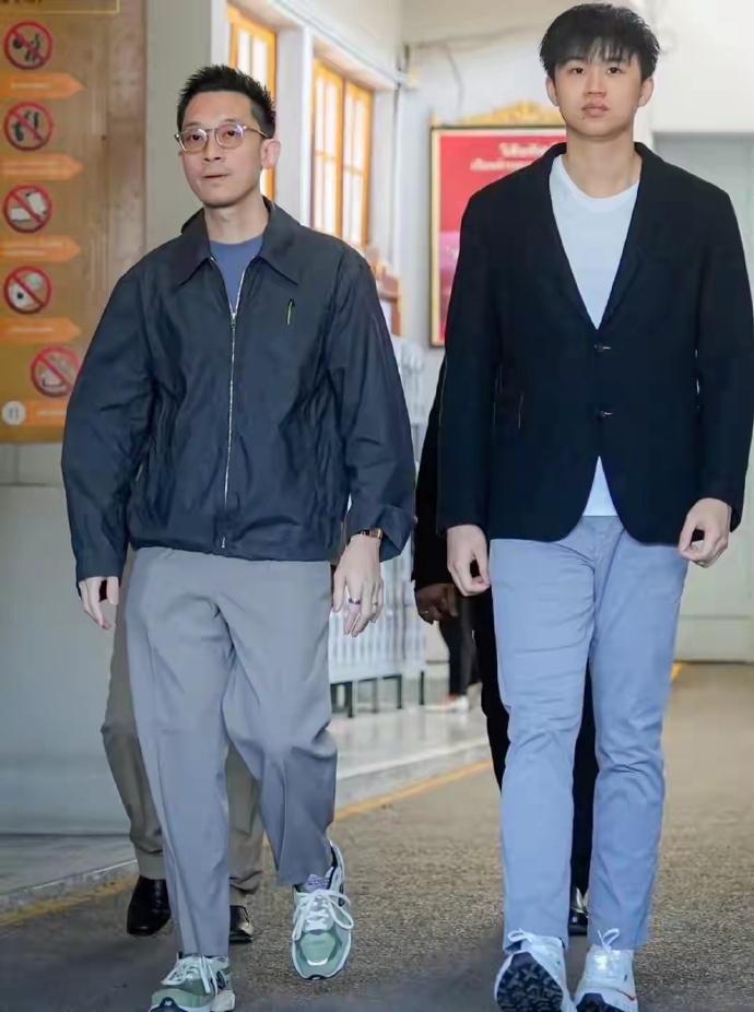 英拉23岁儿子去看望舅舅，身高超1.85米长相帅气，还是个超级学霸
前几天，英拉