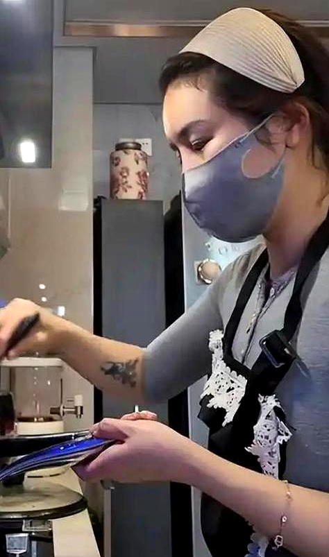 杭州90后小姐姐穿瑜伽裤上门做饭，月入两万？这年头，赚钱的门路真是五花八门。比起