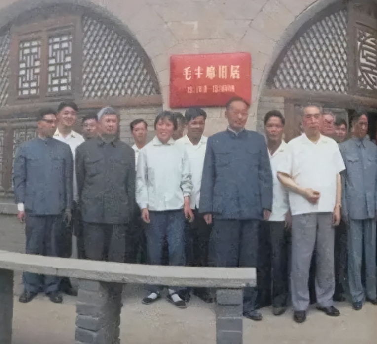70年代初，周总理平生最后一次来延安的留影，总理眼神很不舍！

1973 年 6