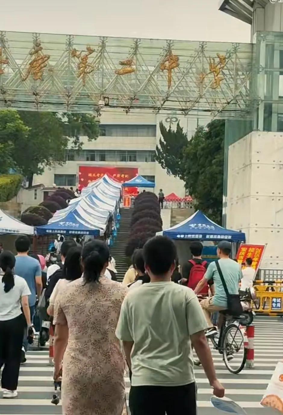高考第一天，山西某考点外发生了让人心疼的一幕：一位母亲送儿子进考场后，情绪崩溃，