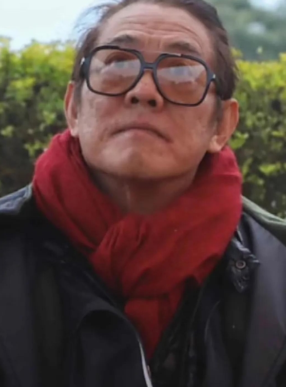 大家能认出来这是哪位功夫巨星吗？

最近有网友晒出他的近照，满脸皱纹、头发稀疏的