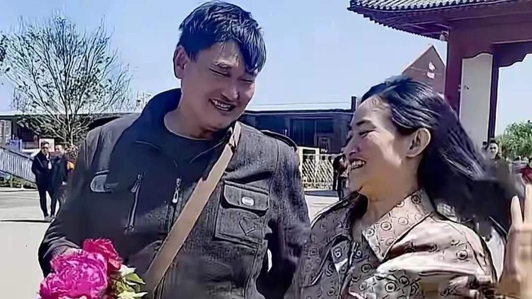 大衣哥一家菏泽赏牡丹，儿媳古装惊艳众人，幸福背后藏着啥？