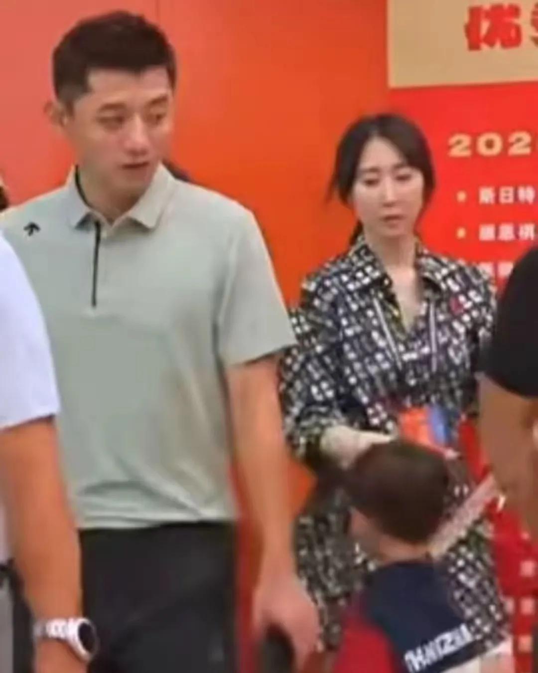 张继科这几天正在举办大奖赛，科嫂张蕊忙前忙后，忙的不亦乐乎。
她现在真的是张继科