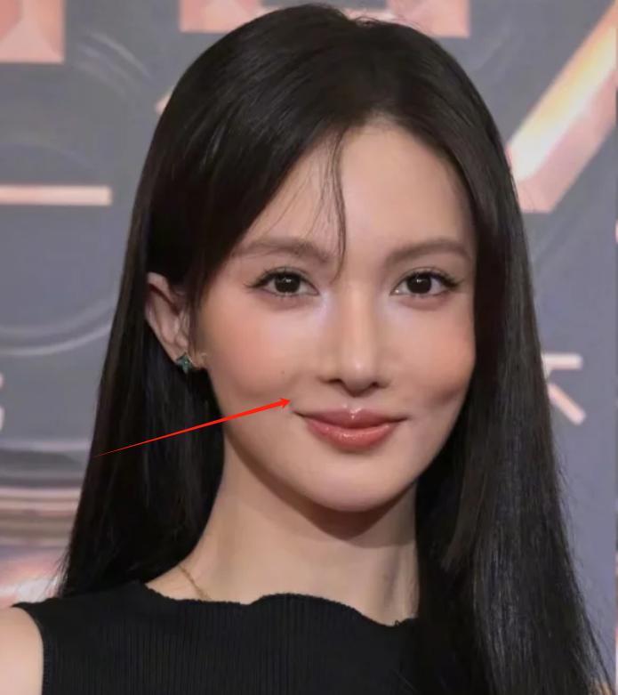 电影之夜明星的生图谁赢了我不知道，反正金晨输的最彻底。
她每次出现长得都不一样，