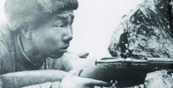 抗美援朝时，杨育才推开白虎团会议室的大门，房间灯火通明，70多个南朝鲜军官正在开
