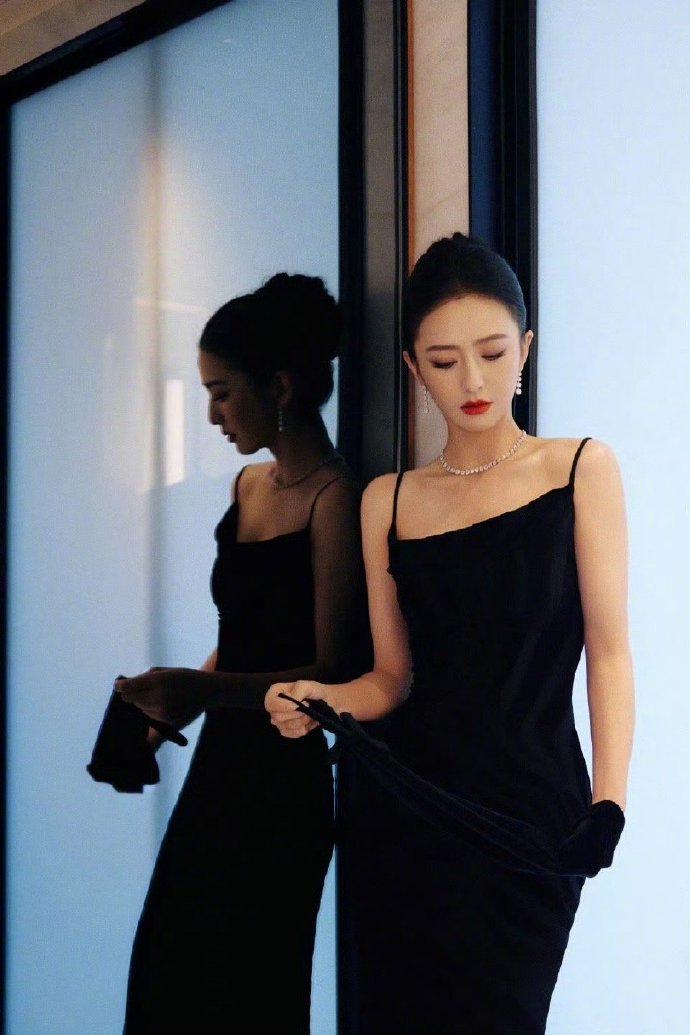 尖叫之夜，丫丫佟丽娅的造型直接让优雅气质好美啊～