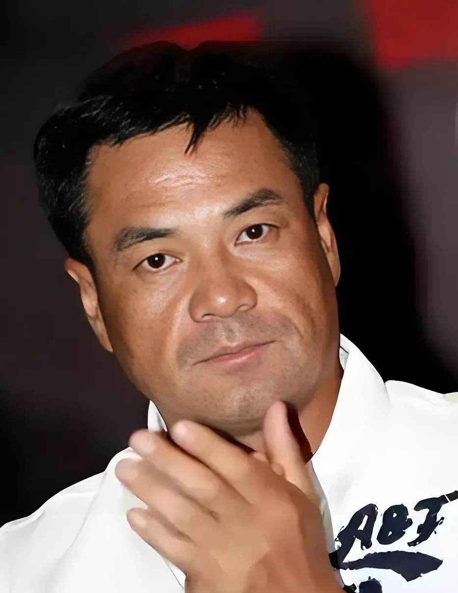 《利剑玫瑰》导演该向尤勇智道歉，

倒不是说给安排的角色不好，

也不是