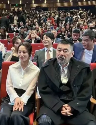 蒋勤勤越来越有魅力了，跟陈建斌的同框合影，显得她好年轻，皮肤白的发光，在人群里最