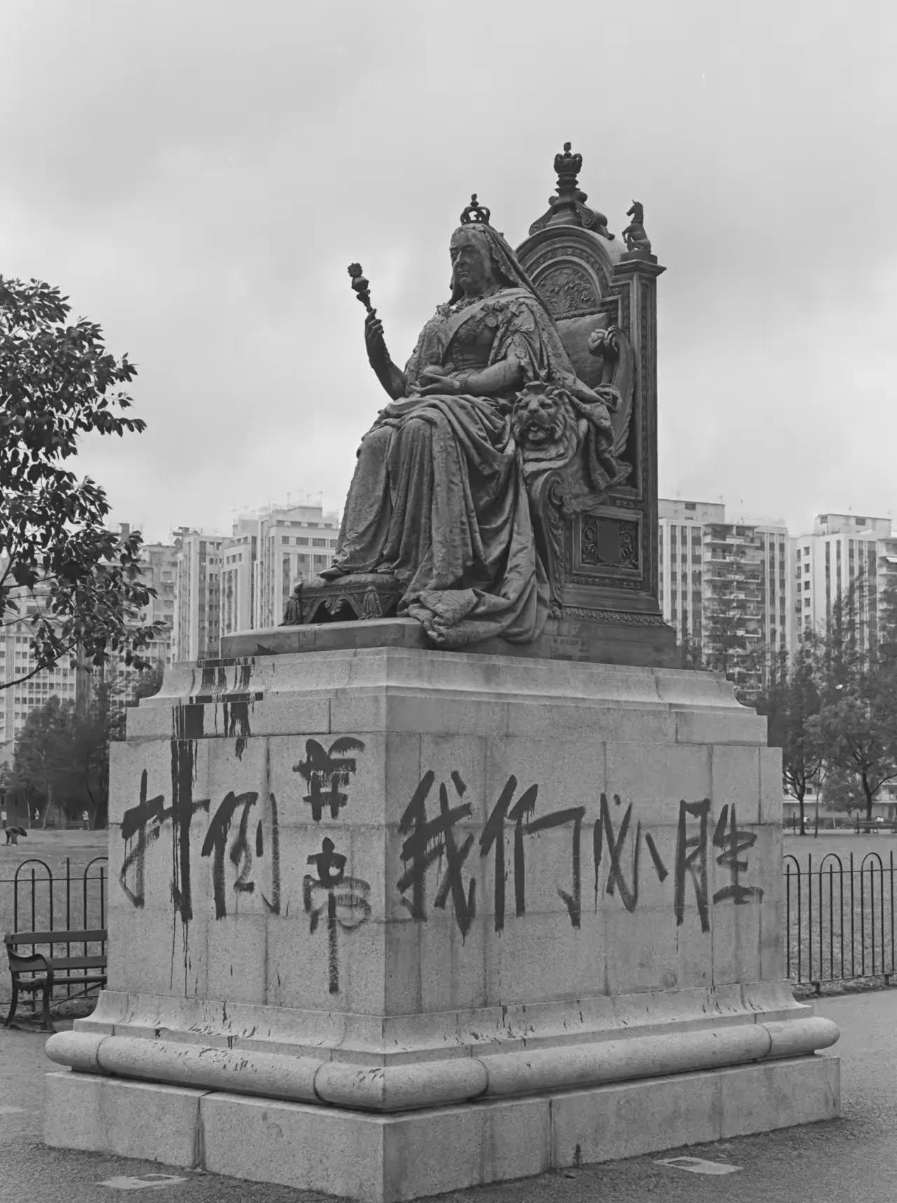 1967年，愤怒的爱国青年，在香港怒洒油漆，在维多利亚女王雕像上！
1840年，