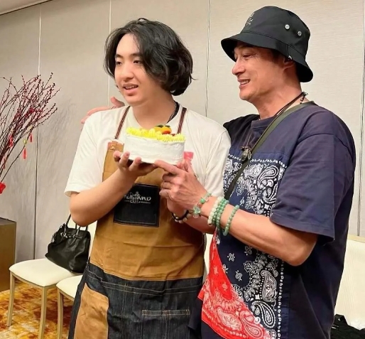 吴镇宇一家三口做蛋糕，展现幸福温馨时刻。
他的妻子王丽萍，平时非常低调。其实原来
