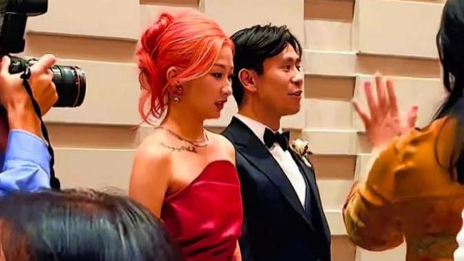 演都不演了！刘欢女儿大婚不到24小时，恶心的一幕出现了