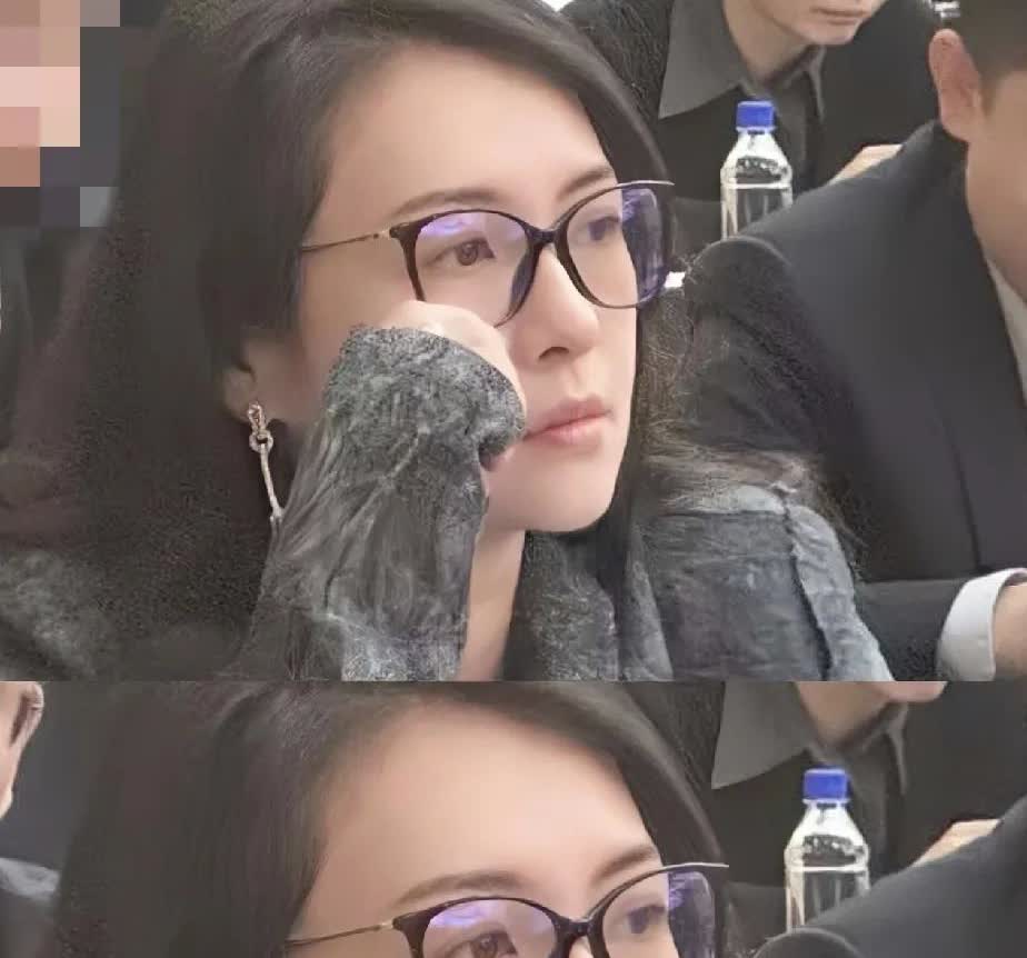 素颜章子怡出席会议，引发热议！

网友爆料了章子怡参加会议的素颜状态，和前几