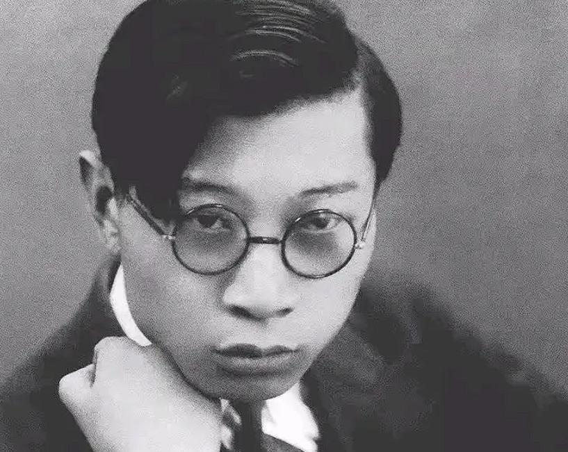 1966年，朱梅馥亲眼目睹傅雷服毒后，将床单套在了脖子上，因为怕打扰别人，她在凳