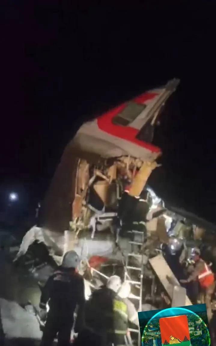 俄罗斯一座桥梁在火车经过前坍塌，已造成数十人死伤
俄罗斯布良斯克地州，一列沿莫斯