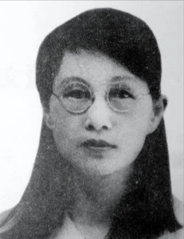 1909年，16岁的白薇在家暴中遭到丈夫用木凳砸伤，随后婆婆竟然狠心咬断她的脚筋