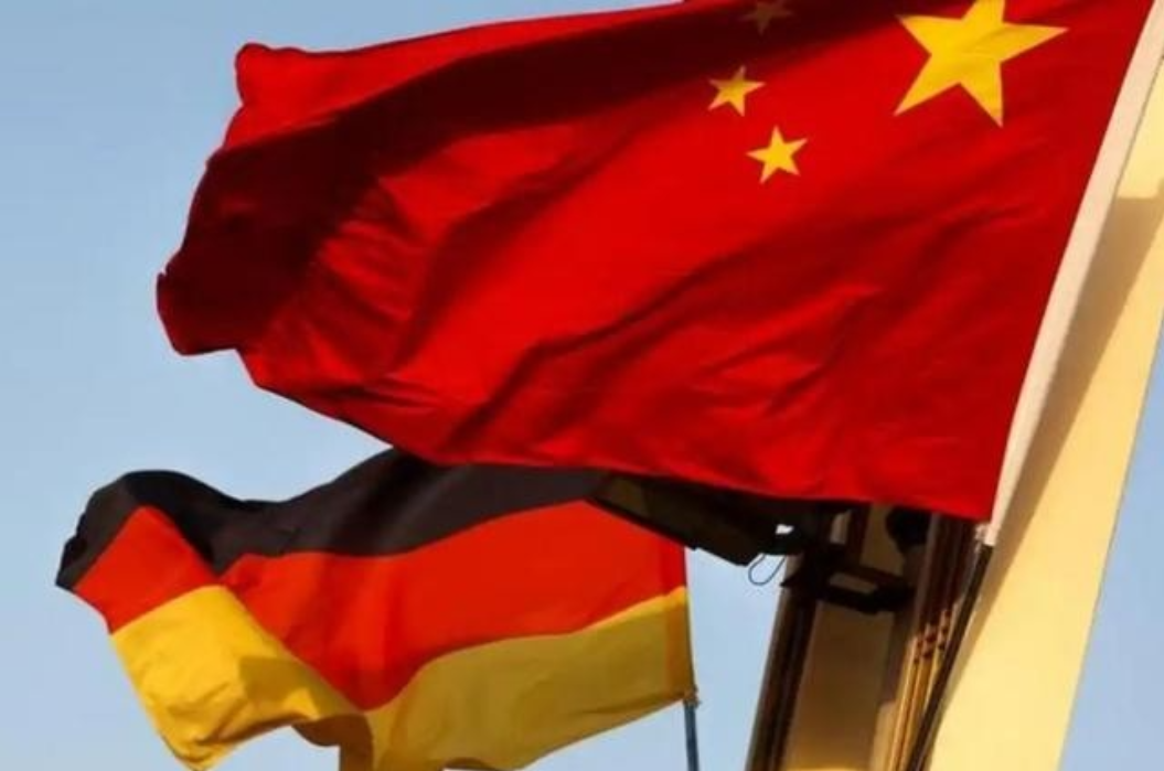 德国总理飞机未达中国，中国上千吨稀土已先抵德，谁料不到48小时，德国经济部竟立刻