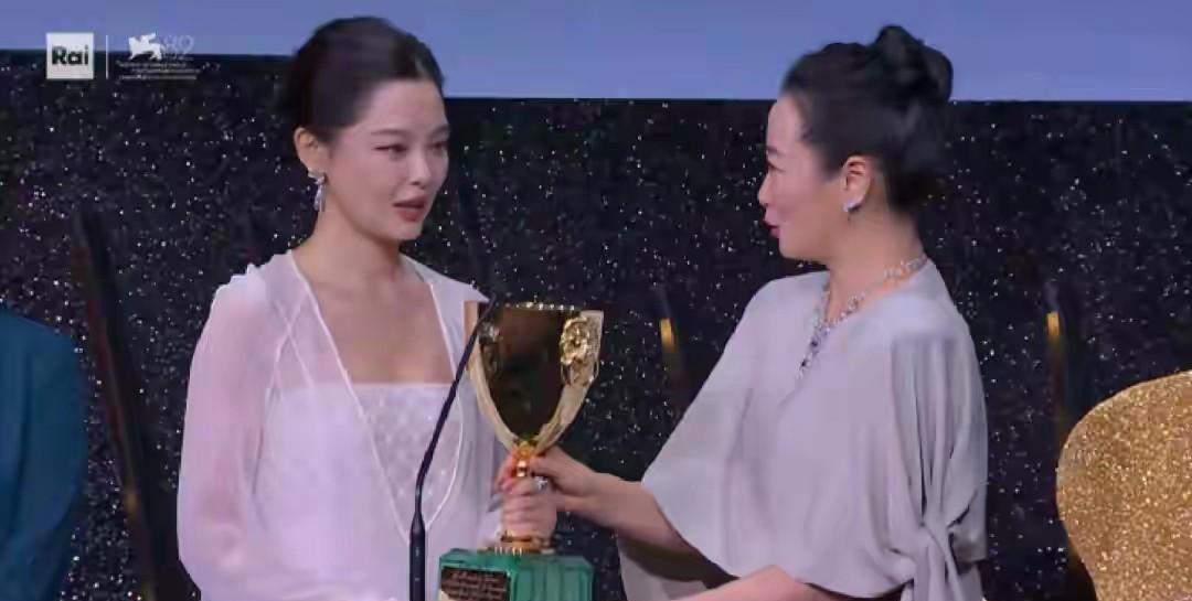 昨天，在意大利威尼斯，辛芷蕾夺得第82届威尼斯电影节最佳女演员奖！她说，所有的女