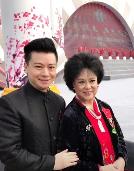 大家看这两位是不是眼熟？尤其右边这位，当年与朱明英齐名。
左边估计大家听过经典《