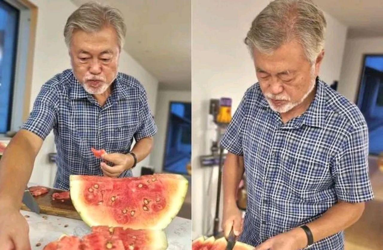 文在寅吃西瓜被各种群嘲，
因为一看这瓜就没熟透！
但是韩国媒体却说，这不是生瓜，