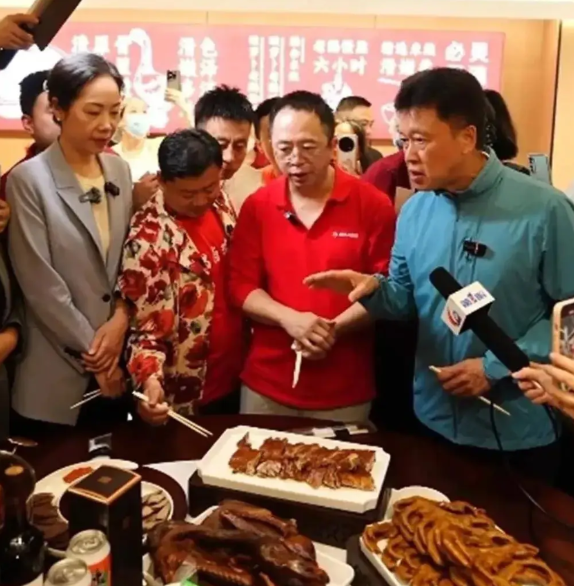 重庆荣昌爆火，揭露了9个事实：
1、汽车罚单是可以不开的，但是停放有序，高书记要