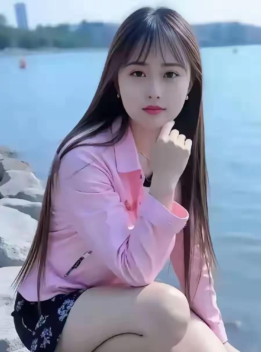 湖边少女，粉色外套，黑裙搭配，清新自然
