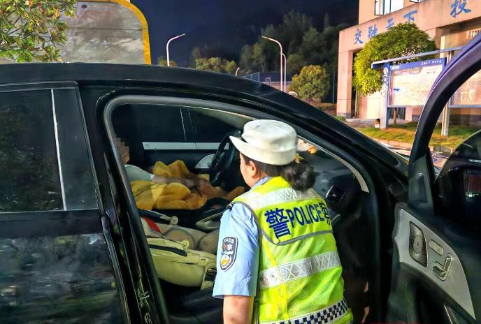 6月1日，陕西一女子跟丈夫吵架后，独自驾车带婴儿回湖南娘家，半夜高速体力不支，崩