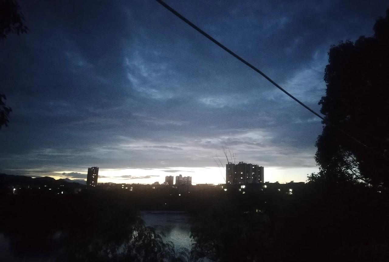 #晒出你看到的最美天空#
这傍晚在东安县湿地公园看到的县城城廓天空。
