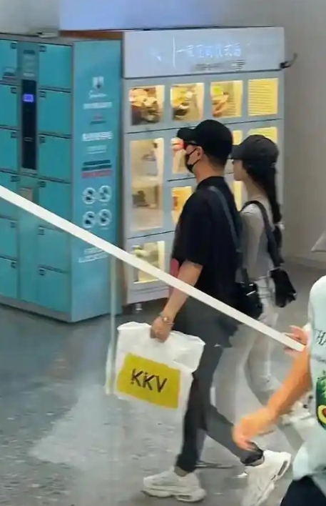 汪峰新疆约会森林北！十指紧扣逛平价店。