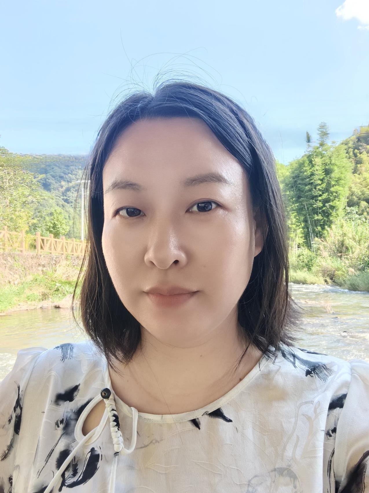 昨晚吃的东西上火了，导致我今天凌晨醒来，喉咙感觉不舒服。
和老公一起放假了，老公