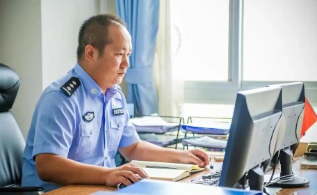 “洪水冲不走的堤坝！”2011年，河南警察杨旭恒勇救51人后，却和同伴被洪水冲走