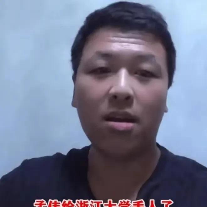 大学博士孟伟委屈是因为他认为他帮导师也干了两年活，后来自己家庭遇到不可抗力，不能