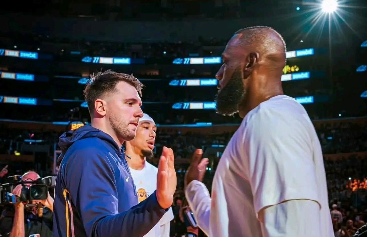 湖人这么交易是本赛季最优解
考虑到本赛季用了中产合同签了艾顿和拉拉维亚，所以本赛