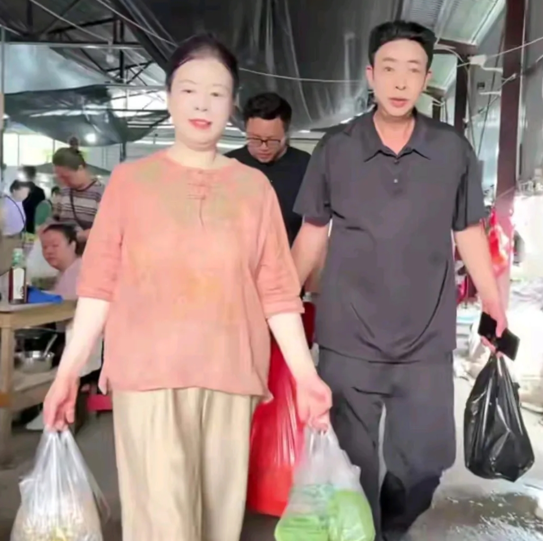 二八案可能全剧终了！
许敏更新视频，和老姚一起去菜市场买菜回家做饭，生活看起来简