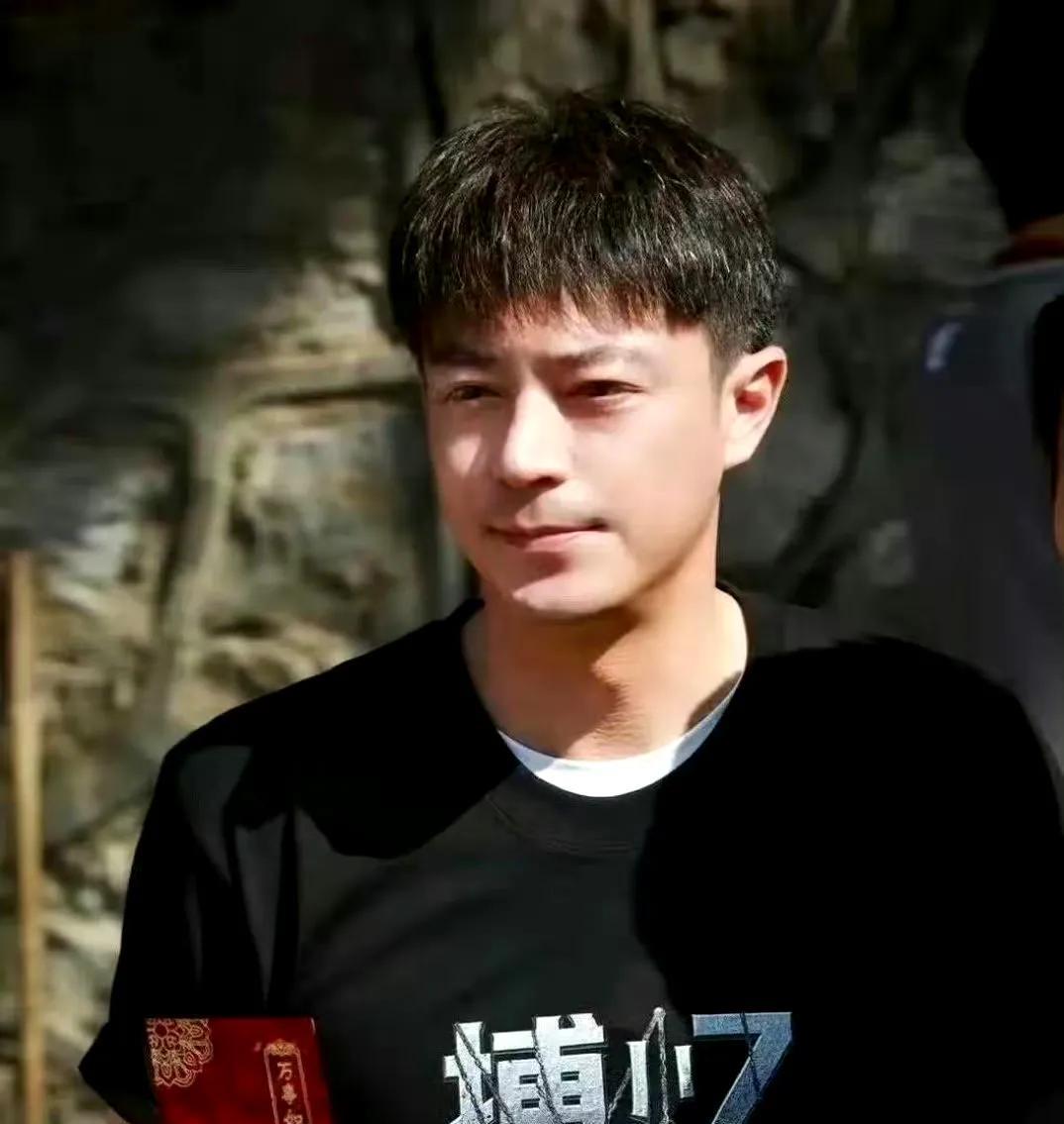 霍建华终于又出来拍戏了，据说这是他的新戏开机，感觉比以前还年轻了呢。
自从和林心