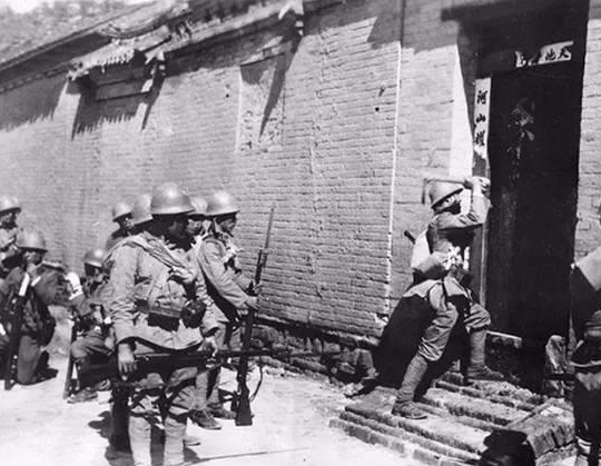 1945年，日本宣布投降后，在齐齐哈尔有几名落单的日本兵，见大势已去，担心被俘，