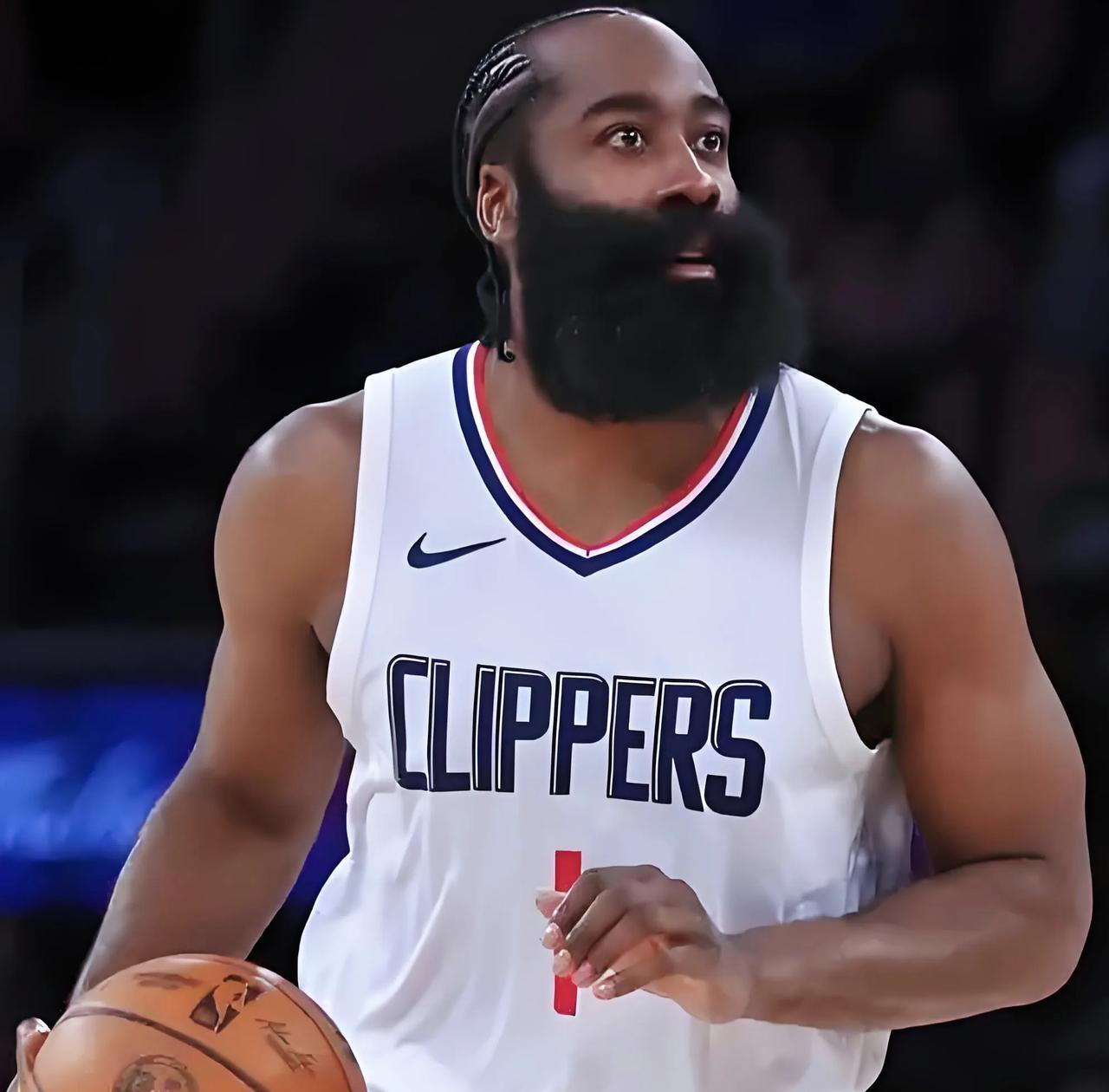 NBA本赛季首轮唯一的天王山之战存在诸多反常。首先，作为球队基本盘的哈登仅9次出