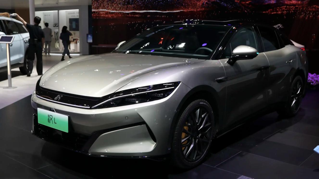 新增橄榄绿！比亚迪汉L降价3万，零百加速2.7秒，总功率达810千瓦