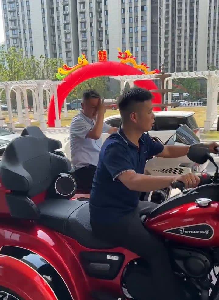 永源的正三轮现在已经让车出来了，大概今天十月份交车。旁边这个是滑翔，国产的，八百