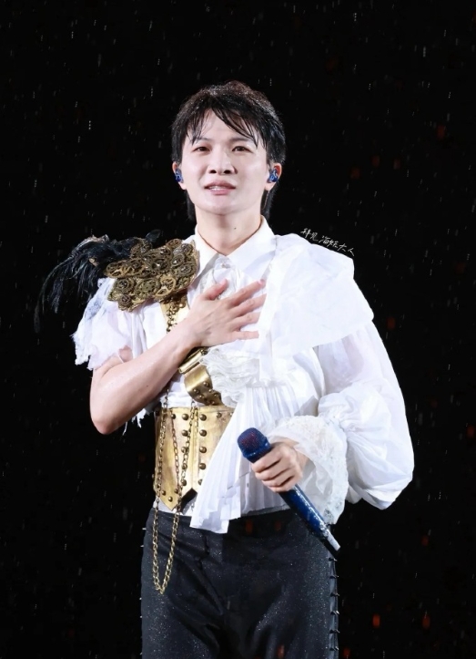 周深南京演唱会遇大雨，被淋成“招财猫”超可爱！头发变条形码、妆容花掉仍坚持唱满3