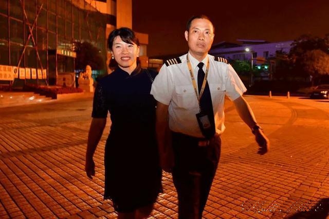 2018年，英雄机长刘传健救下一飞机人的性命，被奖励500万，可他的妻子却没有多