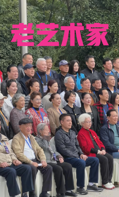 主办方的心也是够大的，牛犇、向梅、田华都90岁了，走路颤巍巍的，万一磕到哪、碰到