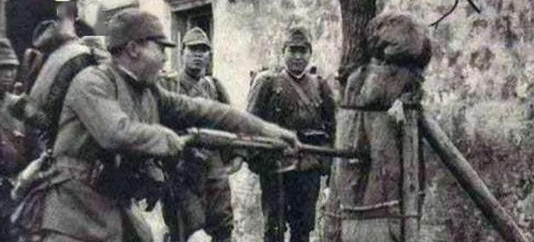 1939年，日本大佐饭野贤十，接连杀害了八名中国士兵，就在他准备向第九名士兵开枪