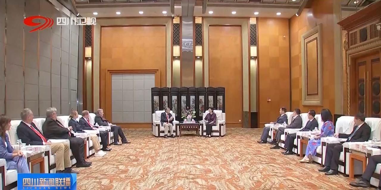 8月5日，四川省领导在成都会见国际世界运动会协会主席佩鲁雷纳一行。#头号创作者激