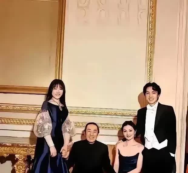 老谋子手拉女人是谁，
这回到底演了没有？
据说是张艺谋家的合影。
高粱地里